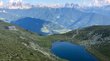 Il Lago Rodella, sopra Bressanone Lago di montagna con rifugio e Dolomiti sullo sfondo sotto un cielo azzurro