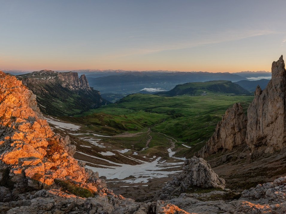 Der Nigerpass Sonnenuntergang über felsigen Bergen und grünen Tälern in den Alpen
