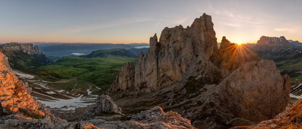 Hotel in Alto Adige 😎☀️ Per vacanze indimenticabili Tramonto su montagne rocciose e verdi valli nelle Alpi