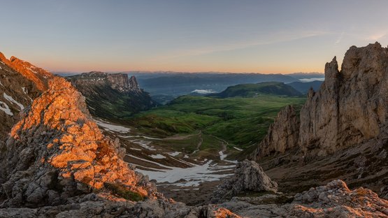 Passo Nigra Tramonto su montagne rocciose e verdi valli nelle Alpi