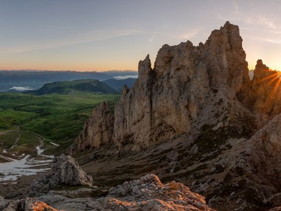 Ihre Hotels nahe der Drei Zinnen im Hochpustertal Sonnenuntergang über felsigen Bergen und grünen Tälern in den Alpen