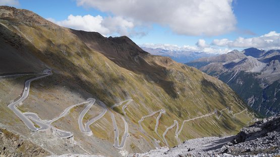 Stilfser Joch – Königin der Passstraßen Serpentinenstraße hoch in den Bergen bei klarem Himmel
