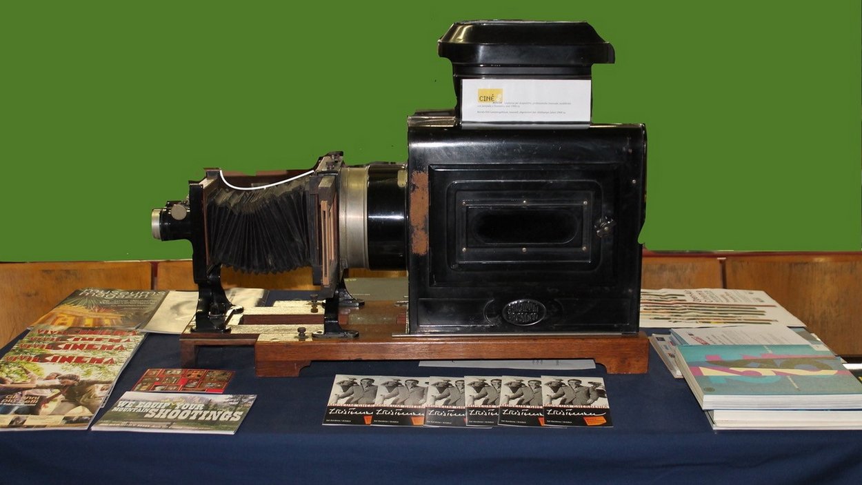 Cinè Museum a Bolzano Macchina fotografica d'epoca su tavolo con volantini e riviste