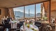 Castel Flavon a Bolzano Ristorante con tavoli, sedie e vista sulle montagne attraverso grandi finestre