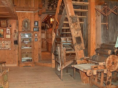 Capriz Feinkäserei Interno di un museo con macchine in legno antiche e scala