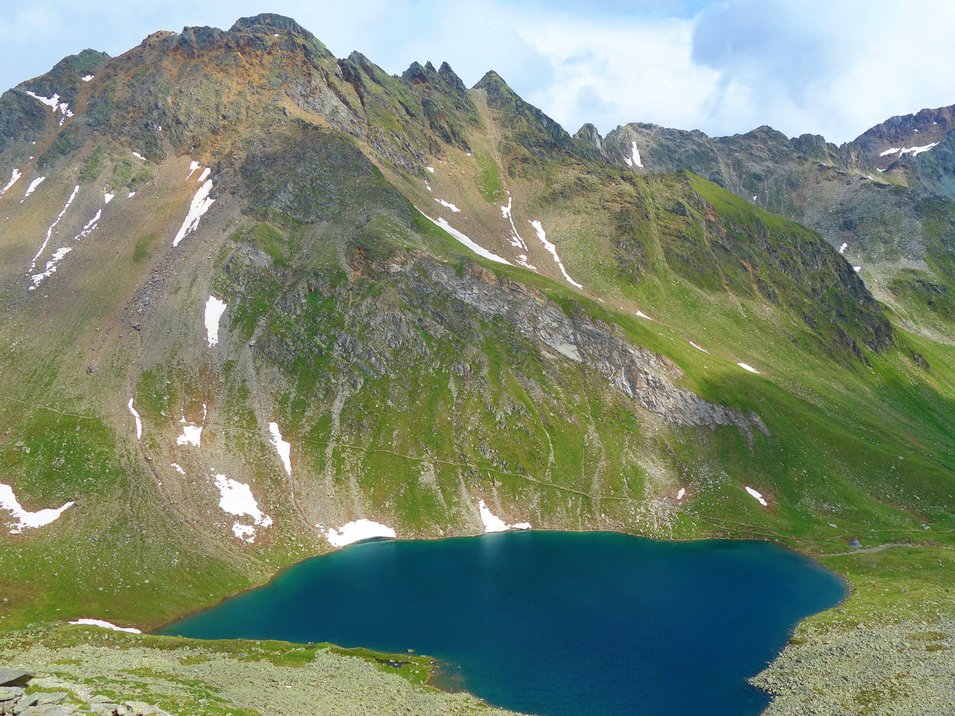 Lago Ponte di Ghiaccio, bellezza alpina Lago Ponte di Ghiaccio, bellezza alpina