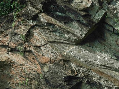 Hotel a Naturno vicino Merano Primo piano di una roccia con strati di colore e piccole piante verdi