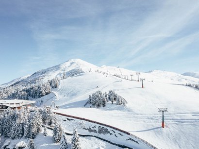 Traumhafte Skiabenteuer in Sterzing Schneesportgebiet mit Sesselliften und schneebedeckten Bergen unter blauem Himmel