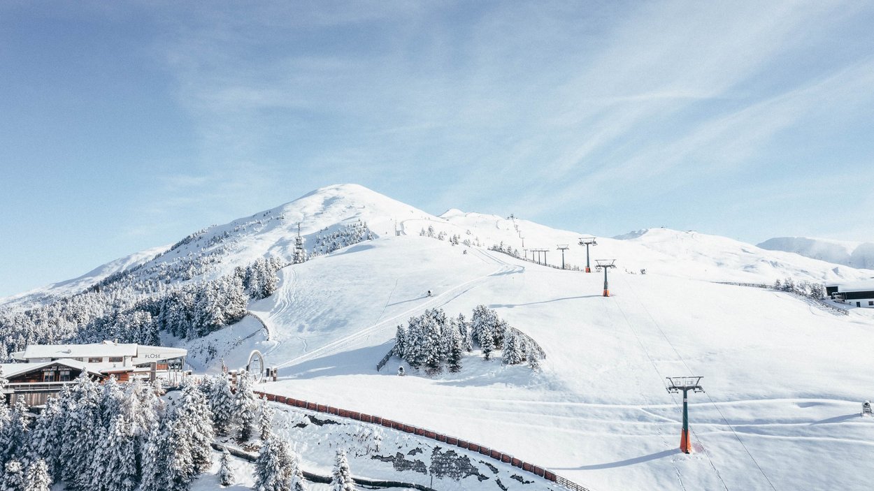 La magia dell‘inverno di Bressanone Area sciistica con seggiovie e montagne innevate sotto un cielo azzurro limpido