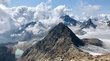 Becherhaus: Das höchste Schutzhaus Südtirols auf 3195m Berggipfel mit Hütte und Gletscher in einer Wolkenlandschaft