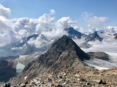Hotel a Maranza in Alto Adige Cima di montagna con rifugio e ghiacciaio sotto un cielo nuvoloso