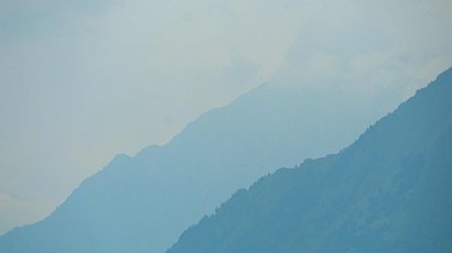 Passo di Stalle Sagome di montagne blu sfocate sotto un cielo nuvoloso