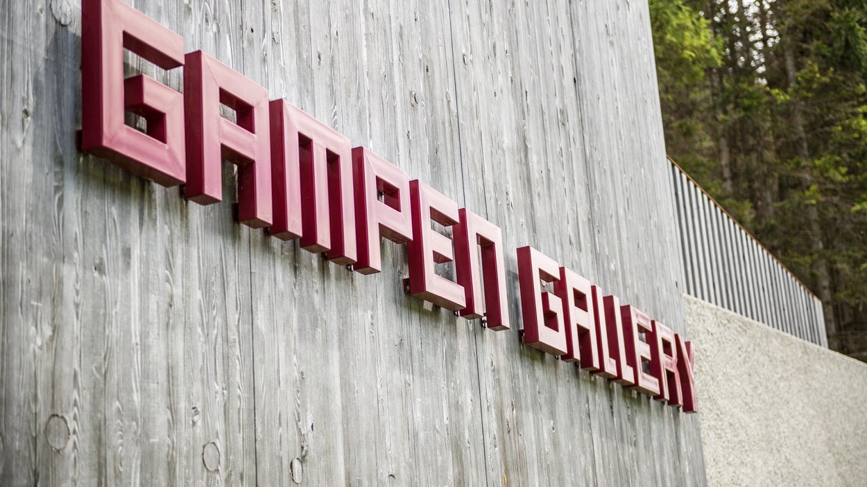 Gampen Bunker am Deutschnonsberg Rotes Schild mit der Aufschrift Gamper Gallery an einer Holzwand