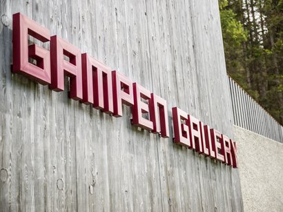 Hotel a Merano in Alto Adige Insegna rossa con scritto Gamper Gallery su una parete di legno