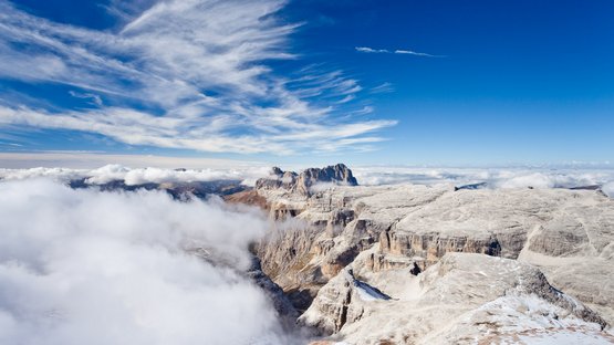 Der Langkofel – das imposante Bergmassiv Felsige Berge unter blauem Himmel mit Wolken unterhalb der Gipfel