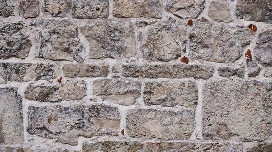 Ciastel de Tor in Val Badia: Museo Provinciale Ladino Primo piano di un muro antico fatto di blocchi di pietra grezza
