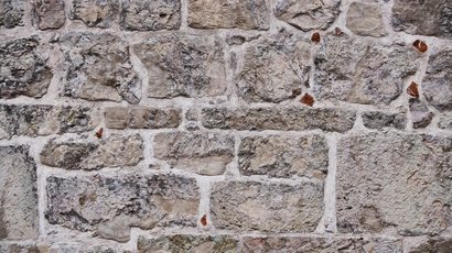 Castel Juval Primo piano di un muro antico fatto di blocchi di pietra grezza