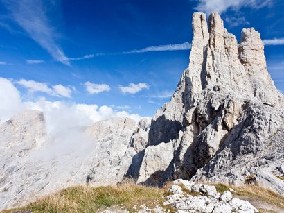 Der höchste Berg der Pragser Dolomiten Felsformation in den Bergen bei klarem Himmel und etwas Gras im Vordergrund