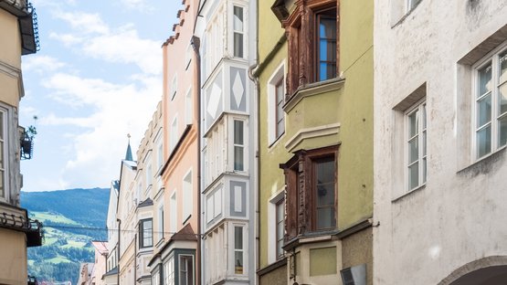 Hotels in Brixen, Südtirol, der ältesten Stadt Tirols Gepflasterte Straße mit bunten Gebäuden und Menschen in einer europäischen Stadt