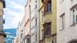 Hotels in Brixen, Südtirol, der ältesten Stadt Tirols Gepflasterte Straße mit bunten Gebäuden und Menschen in einer europäischen Stadt