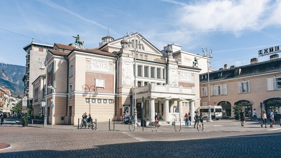 Stadt Centrum – shopping a Merano Edificio storico con colonne e statue in una città animata