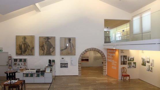 Il Museo Rudolf Stolz a Sesto Interno di un museo con opere d'arte e pannelli espositivi