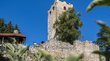 Castel Zwingenberg a Prissiano Antica torre di pietra con finestre rosse sotto un cielo terso