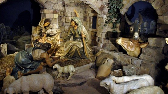 Das Krippenmuseum Maranatha Krippenszene mit Maria, Josef, dem Jesuskind, Schafherde und Tieren im Stall