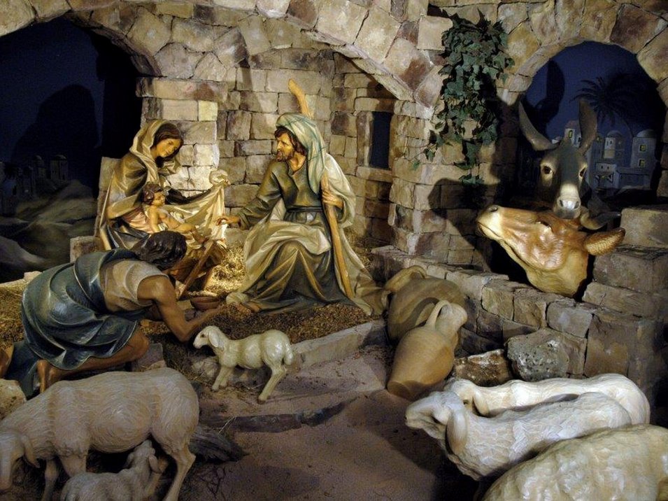 Das Krippenmuseum Maranatha Krippenszene mit Maria, Josef, dem Jesuskind, Schafherde und Tieren im Stall