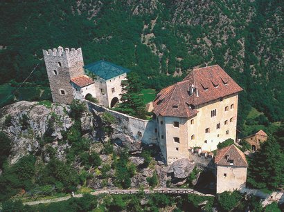 Schloss Katzenstein bei Meran Burg auf felsigem Hügel umgeben von Wald und Bergen