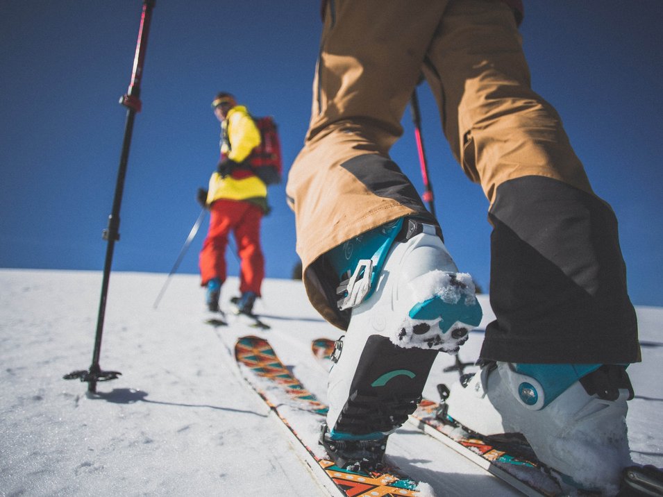 Piz Sesvenna (3204 m.ü.M.) Skifahrer in Skischuhen laufen mit Stöcken auf verschneitem Hang