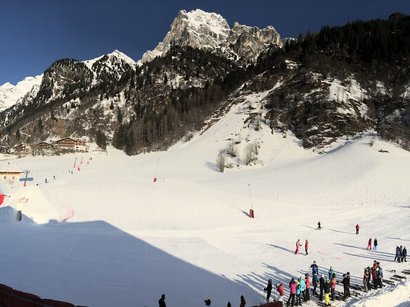 Traumhafte Skiabenteuer in Sterzing Menschen beim Skifahren in verschneitem Tal unter Bergen bei klarem Himmel