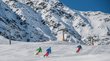 Das beliebte Skigebiet im Tauferer Ahrntal Drei Skifahrer auf frisch präparierter Skipiste vor schneebedeckten Bergen