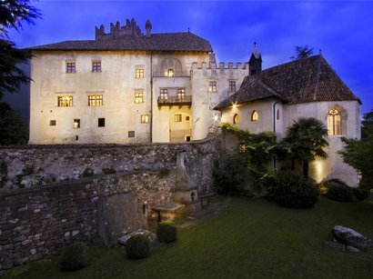 Castelchiaro a Caldaro Castello storico illuminato al tramonto con muro di pietra e giardino