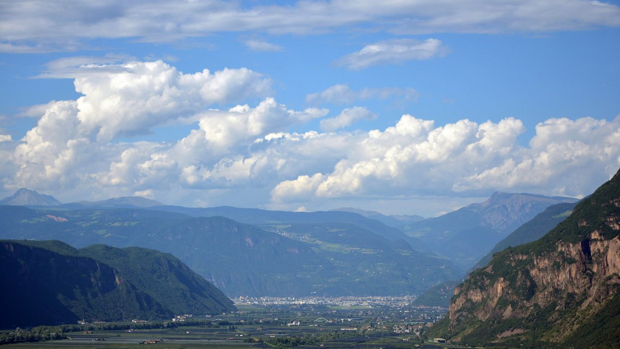 Al Lago di Favogna scoprirete una flora sorprendente Valle con montagne e cielo nuvoloso alla luce del giorno