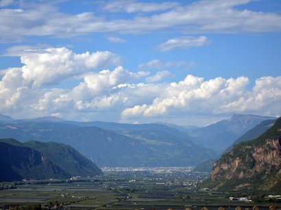 Sulle sponde del Lago di Valdurna Valle con montagne e cielo nuvoloso alla luce del giorno