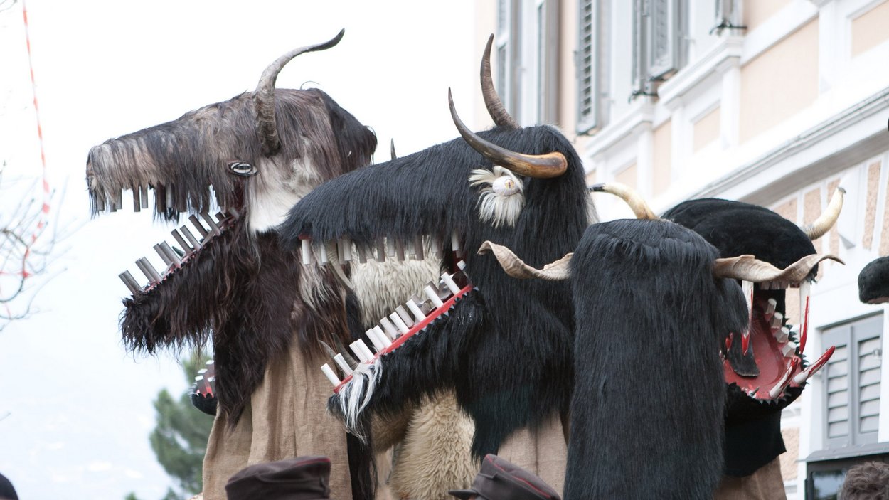 La sfilata dell’Egetmann a Termeno Tre grandi maschere tradizionali con corna e denti finti in una sfilata
