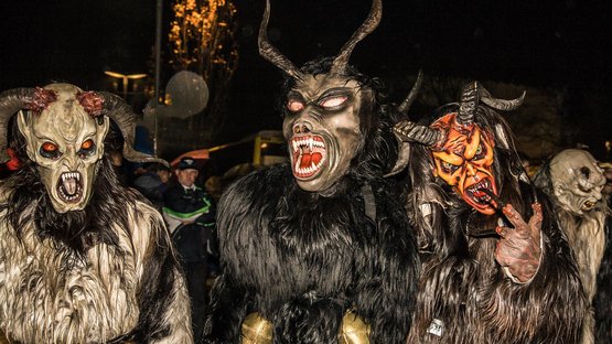Der schaurig-schöne Krampusbrauch Menschen in teuflischen Krampus-Kostümen bei einer Nachtveranstaltung