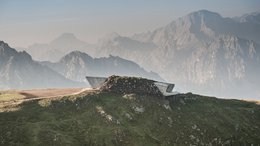 Hotel sulle Dolomiti Stazione moderna in montagna con vista sulle Alpi in leggera nebbia