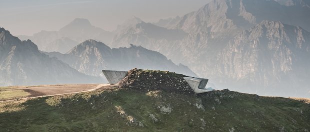 Hotel in Alto Adige 😎☀️ Per vacanze indimenticabili Stazione moderna in montagna con vista sulle Alpi in leggera nebbia
