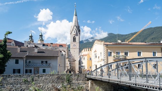 Il museo della Torre Bianca Edifici storici e un ponte in una città alpina sotto un cielo sereno