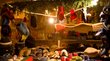Mercatini di Natale in Val Gardena Bancarella di Natale con guanti, pantofole e abbigliamento invernale lavorato a maglia