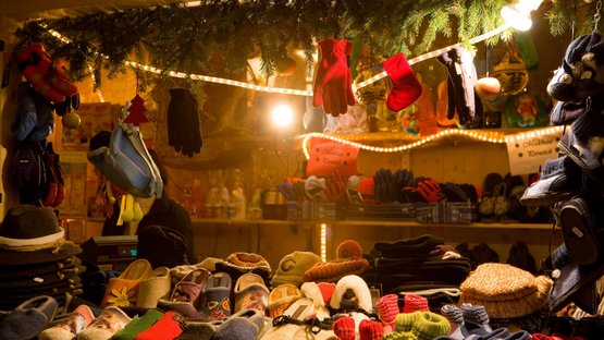 Mercatini di Natale in Val Gardena Bancarella di Natale con guanti, pantofole e abbigliamento invernale lavorato a maglia