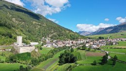 Hotel a Glorenza in Alto Adige Vista di un villaggio con castello in paesaggio montano verde sotto cielo azzurro