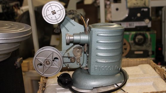 Cinè Museum in Bozen Alte Filmprojektor mit Aufschrift Piccolo auf Karton im Lager