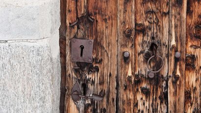 Castello del Principe Primo piano di una vecchia porta di legno con serratura arrugginita e battente