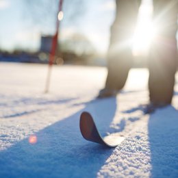 Drei Zinnen-Schneeschuhwanderung Skifahrer auf verschneiter Fläche bei Sonnenlicht