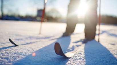 Kronplatz Skifahrer auf verschneiter Fläche bei Sonnenlicht