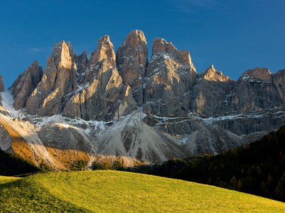 Von Südtirol nach Österreich über den Wilden Freiger Sonnige Bergspitzen der Dolomiten über grünem Hang