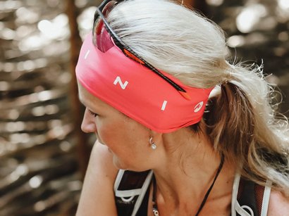 Percorso Castel Flavon: 10,9 Donna con fascia rossa e occhiali da sole in una foresta